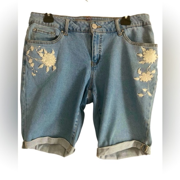 Faded Glory Women’s Lightwash Embroidered Bermuda Denim Shorts Size 14 Plus Size - Picture 1 of 6